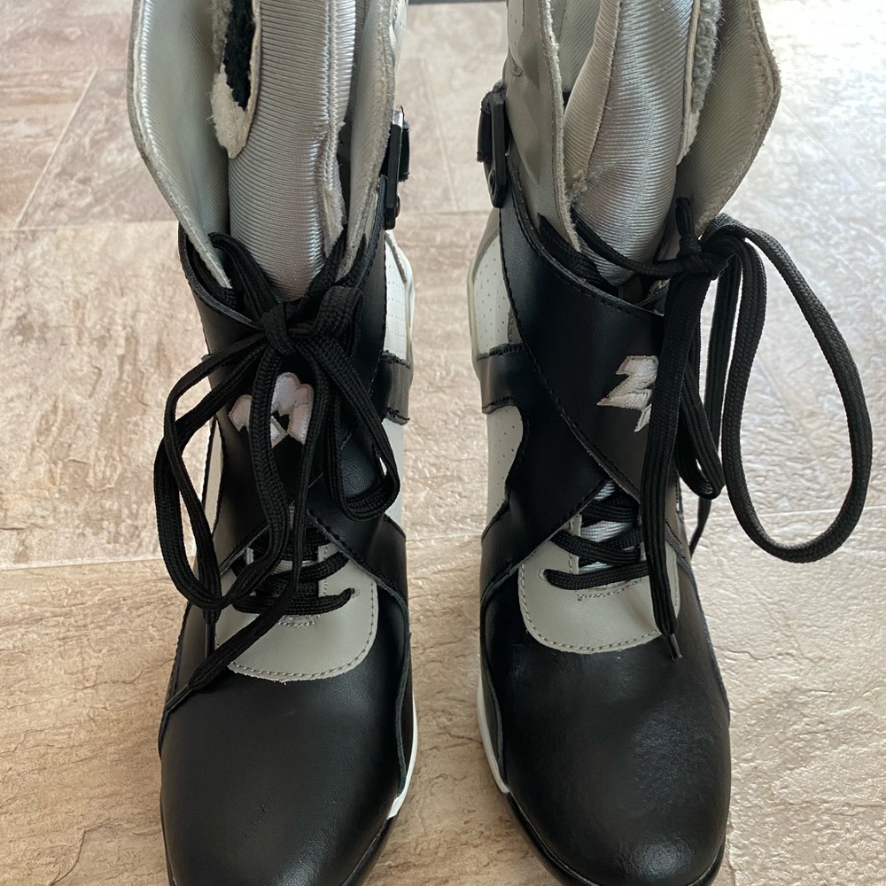 Woman heeled laces boots